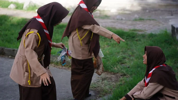 Sebelum Dilepas, Kontingen Jambore Nasional Gotong Royong Bersihkan Lapangan