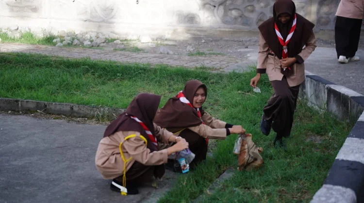 Sebelum Dilepas, Kontingen Jambore Nasional Gotong Royong Bersihkan Lapangan