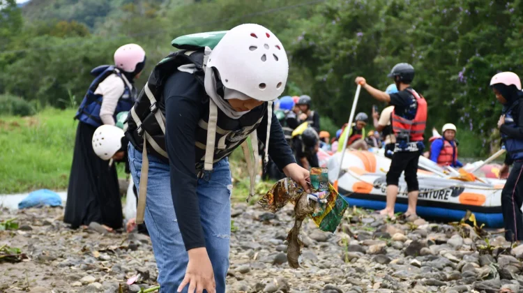 Penanaman Pohon dan Aksi Bersih DAS Peusangan Meriah RRI Fest di Takengon