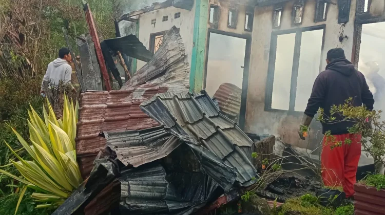 Kebakaran Hanguskan Rumah Warga di Kelupak Mata