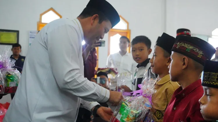 Masjid Agung Ruhama Salurkan 108 Santunan untuk Anak Yatim di Atu Lintang