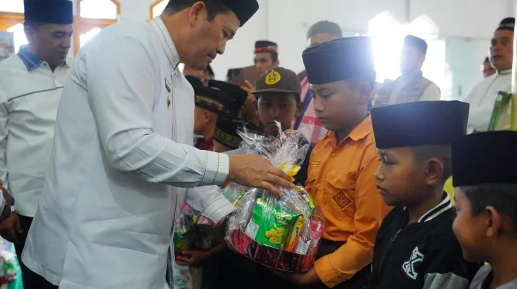 Masjid Agung Ruhama Salurkan 108 Santunan untuk Anak Yatim di Atu Lintang