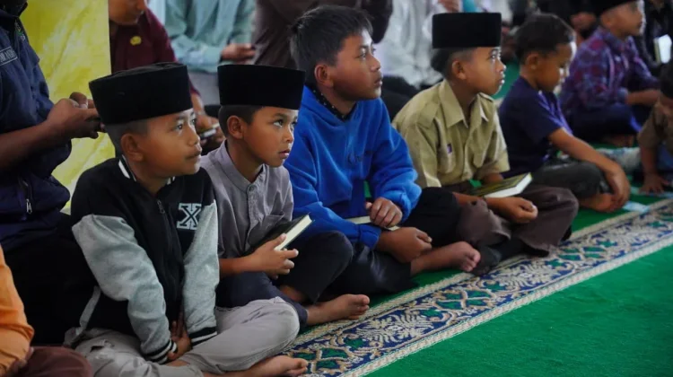 Masjid Agung Ruhama Salurkan 108 Santunan untuk Anak Yatim di Atu Lintang
