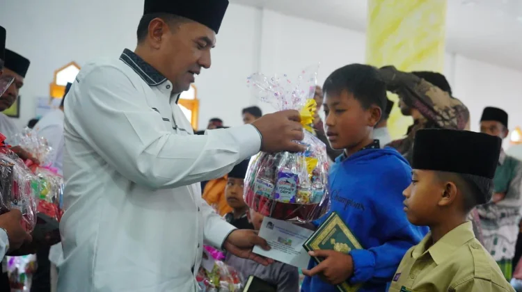 Masjid Agung Ruhama Salurkan 108 Santunan untuk Anak Yatim di Atu Lintang