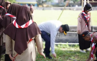 Sebelum Dilepas, Kontingen Jambore Nasional Gotong Royong Bersihkan Lapangan
