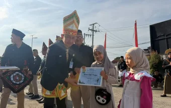 Dua Pengisi Acara Idola RRI Takengon Terima Penghargaan