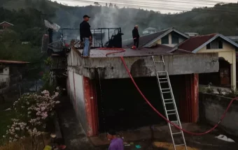 Kebakaran Pendere Saril Bebesen