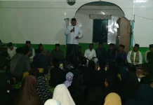 Wakil Bupati Shalat Berjamaah Diterangi Lampu Dari Bantuan Genset