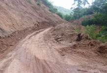 Alat Berat Kemendagri Bersihkan Material Longsor di Pilar Wih Kiri