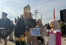 Dua Pengisi Acara Idola RRI Takengon Terima Penghargaan