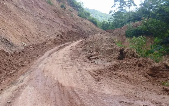 Alat Berat Kemendagri Bersihkan Material Longsor di Pilar Wih Kiri