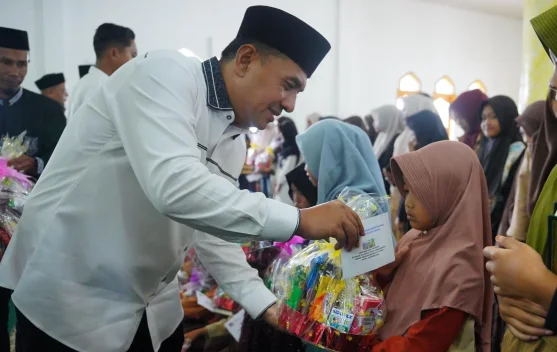 Masjid Agung Ruhama Salurkan 108 Santunan untuk Anak Yatim di Atu Lintang