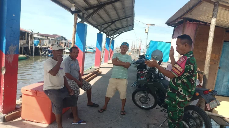 Jaga Kondusifitas Pesisir, Babinsa Sambangi Warga