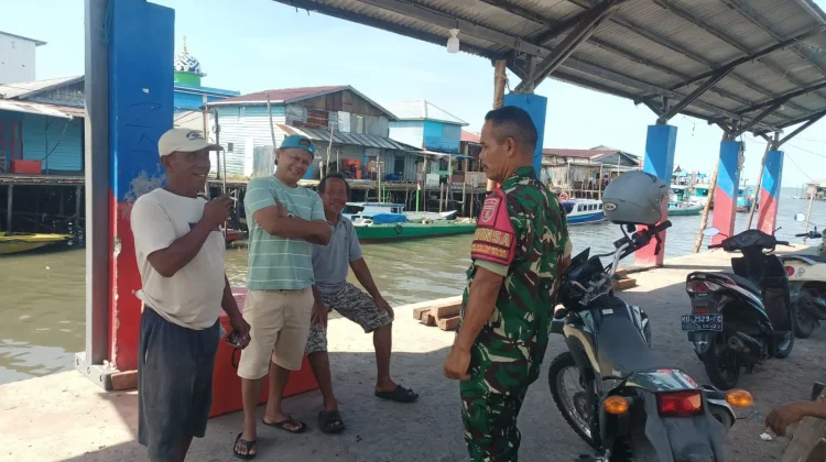 Jaga Kondusifitas Pesisir, Babinsa Sambangi Warga