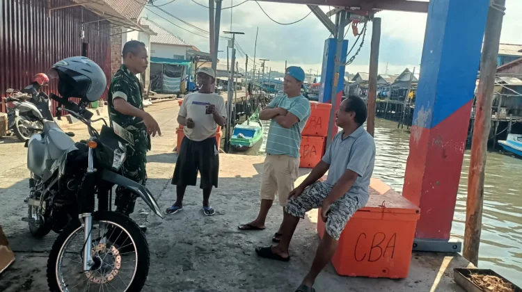Jaga Kondusifitas Pesisir, Babinsa Sambangi Warga