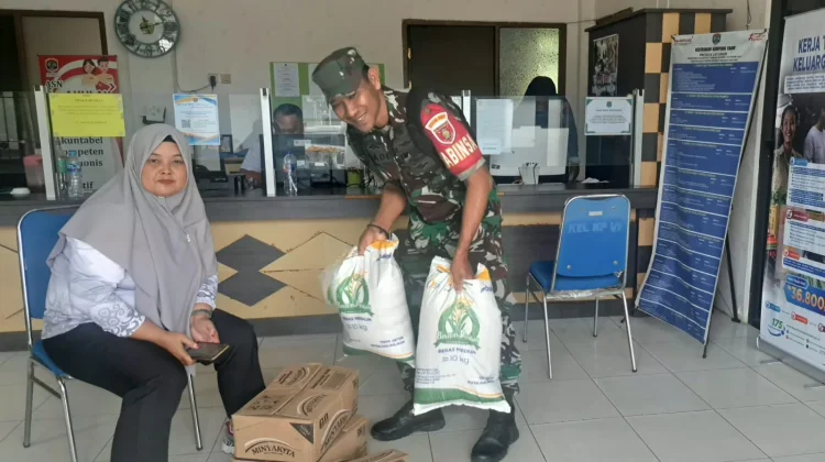 Sebanyak 737 KK Terima Bantuan Pangan di Kampung Enam