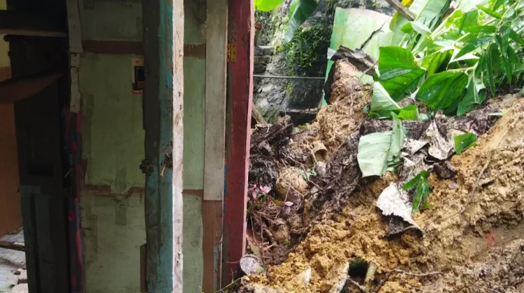 Longsor Hantam Rumah di RT 05 Lingkas Ujung