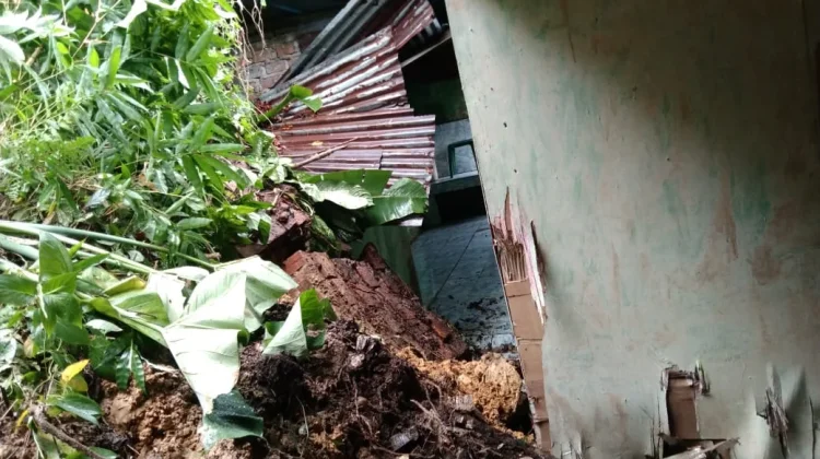 Longsor Hantam Rumah di RT 05 Lingkas Ujung