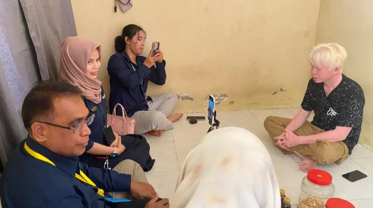 RRI Tarakan Mengajak Warga Tunanetra Rasakan Gemuruh Sepak Bola Dunia
