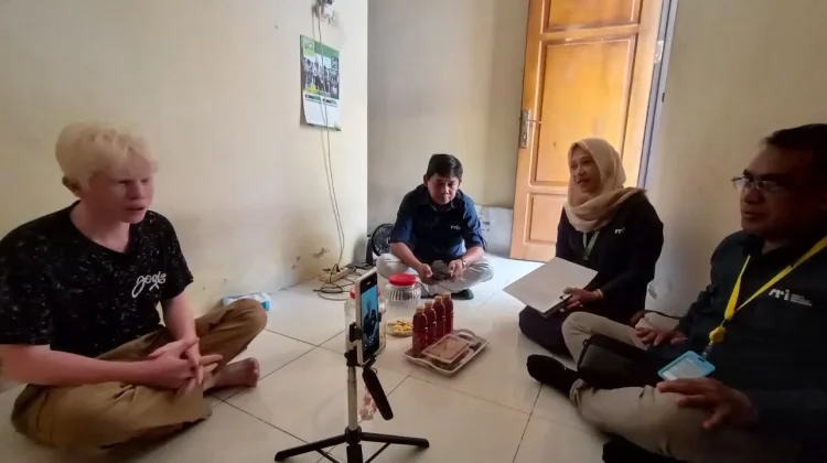 RRI Tarakan Mengajak Warga Tunanetra Rasakan Gemuruh Sepak Bola Dunia