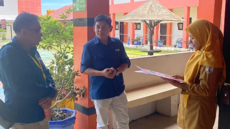 RRI Tarakan Mengajak Siswa SLB Negeri Tarakan Dengarkan Siaran Sepak Bola Dunia