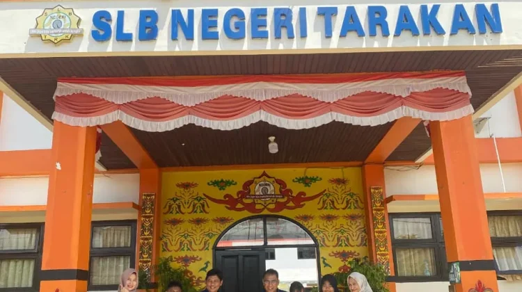 RRI Tarakan Mengajak Siswa SLB Negeri Tarakan Dengarkan Siaran Sepak Bola Dunia