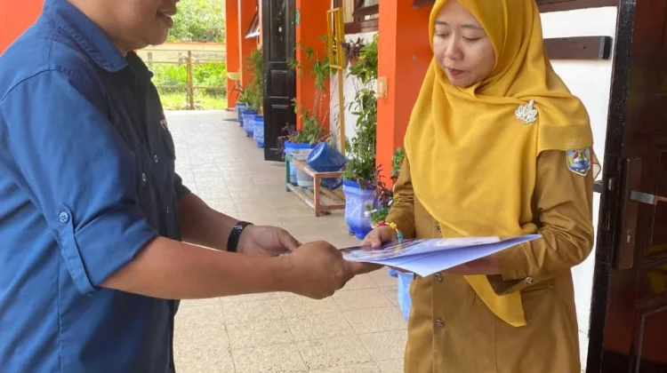 RRI Tarakan Mengajak Siswa SLB Negeri Tarakan Dengarkan Siaran Sepak Bola Dunia