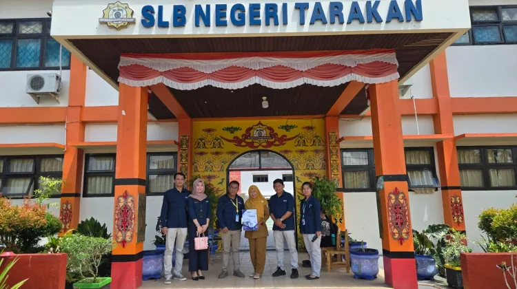 RRI Tarakan Mengajak Siswa SLB Negeri Tarakan Dengarkan Siaran Sepak Bola Dunia