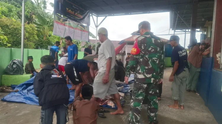 Kegiatan Pemotongan Hewan Qurban di Kelurahan Selumit Pantai