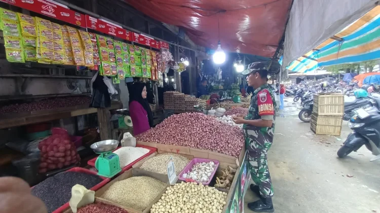 Babinsa Lakukan Monitoring Harga Bahan Pokok