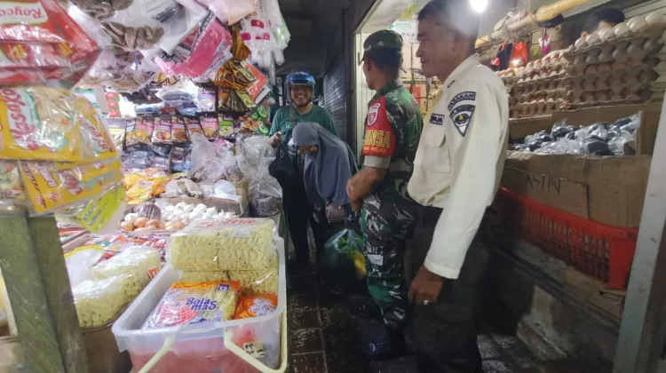 Babinsa Lakukan Monitoring Harga Bahan Pokok