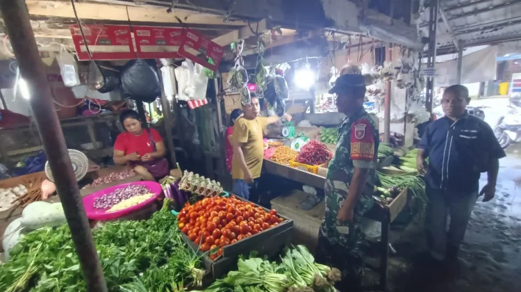 Babinsa Lakukan Monitoring Harga Bahan Pokok