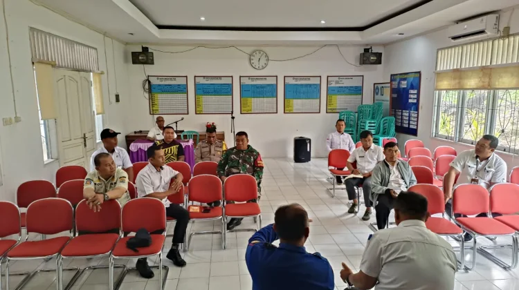 Babinsa Kelurahan Kampung Empat Memonitor Rapat Koordinasi