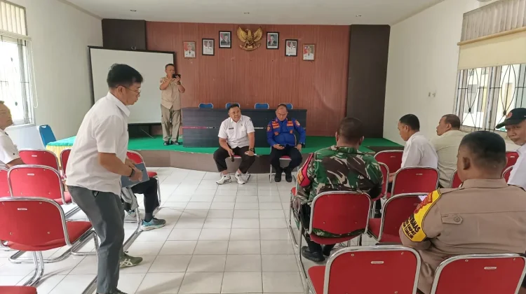 Babinsa Kelurahan Kampung Empat Memonitor Rapat Koordinasi
