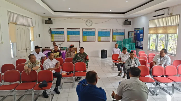 Babinsa Kelurahan Kampung Empat Memonitor Rapat Koordinasi