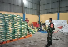 Jelang Lebaran, TNI Kawal Stok Sembako Bulog Tarakan