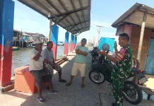 Jaga Kondusifitas Pesisir, Babinsa Sambangi Warga