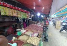 Babinsa Lakukan Monitoring Harga Bahan Pokok