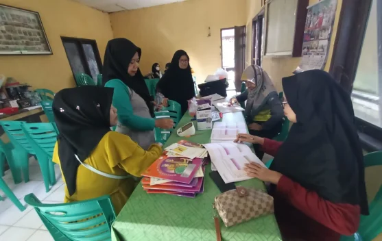 Babinsa Perkuat Posyandu Lansia Karang Rejo