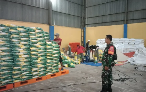 Jelang Lebaran, TNI Kawal Stok Sembako Bulog Tarakan