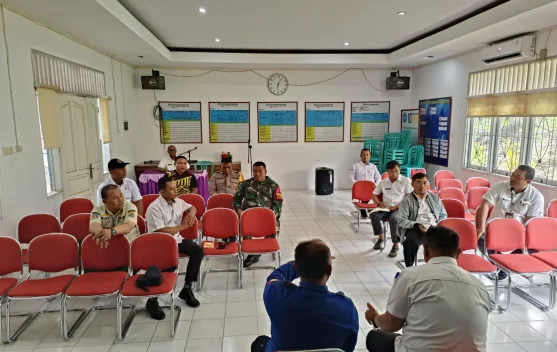 Babinsa Kelurahan Kampung Empat Memonitor Rapat Koordinasi