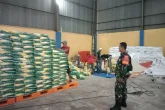 Jelang Lebaran, TNI Kawal Stok Sembako Bulog Tarakan