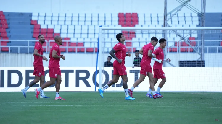 Potret Sesi Latihan Malut United di Stadion Jatidiri