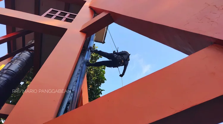 Menuruni Ketinggian dengan Rappelling di Basarnas Ternate