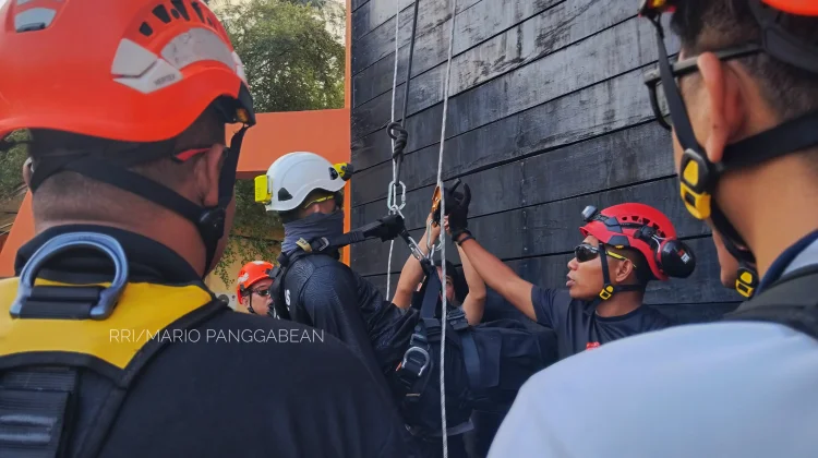 Berita Foto - Menuruni Ketinggian dengan Rappelling di Kantor Basarnas ...