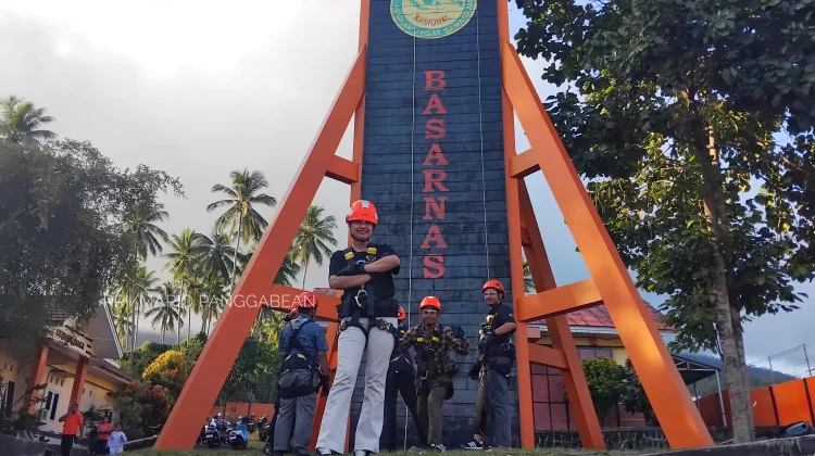 Menuruni Ketinggian dengan Rappelling di Basarnas Ternate