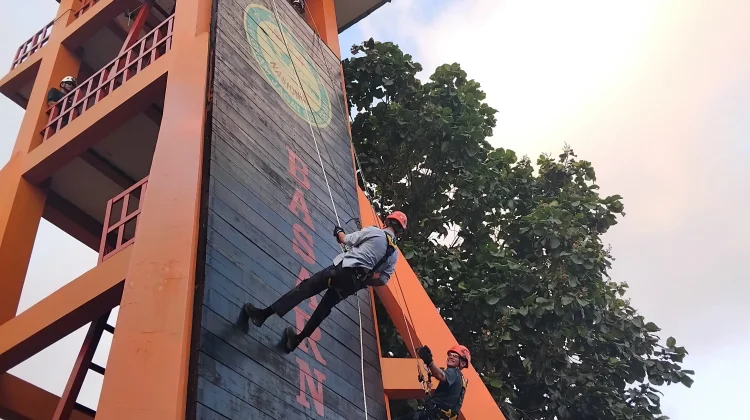Menuruni Ketinggian dengan Rappelling di Basarnas Ternate