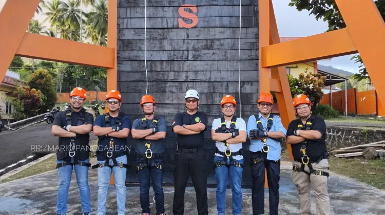 Menuruni Ketinggian dengan Rappelling di Basarnas Ternate