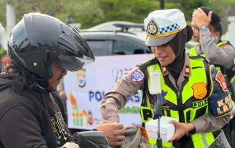 Takjil Gratis Satlantas Sasar Pengguna Jalan di Halmahera Tengah