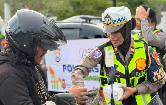 Takjil Gratis Satlantas Sasar Pengguna Jalan di Halmahera Tengah